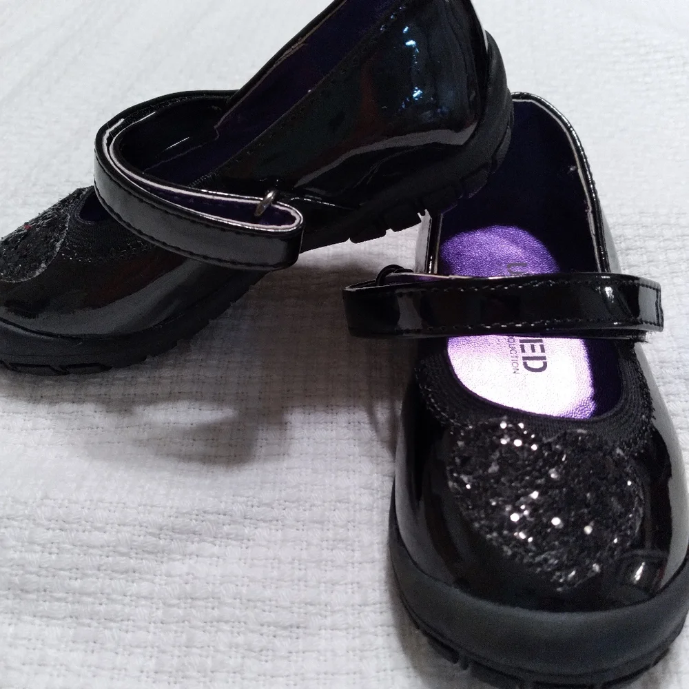 Unlisted black patent leather toddler shoe sz 6